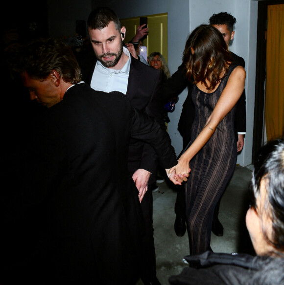 Austin Butler et sa compagne Kaia Gerber à la sortie de l'after-party "Chateau Marmont" lors de la soirée des Golden Globe à Los Angeles, Californie, Etats-Unis, le 10 janvier 2023. 