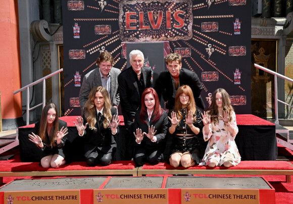 Lisa Marie Presley, fille unique du "King" Elvis, sa mère Priscilla et ses trois filles Riley, Harper et Finley en compagnie de Baz Luhrmann et Austin Butler au Chinese Theater d'Hollywood Boulevard. 21 juin 2022.
