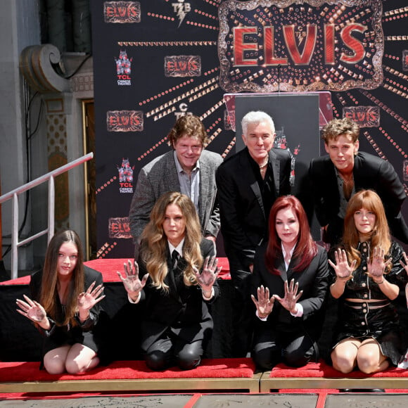 Lisa Marie Presley, fille unique du "King" Elvis, sa mère Priscilla et ses trois filles Riley, Harper et Finley en compagnie de Baz Luhrmann et Austin Butler au Chinese Theater d'Hollywood Boulevard. 21 juin 2022.