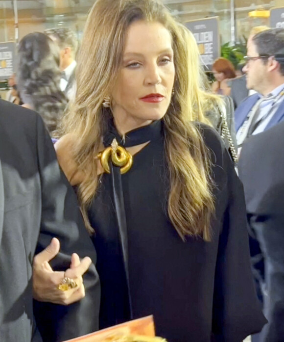 Lisa Marie Presley arrive à la cérémonie des Golden Globe avec son manager Jerry Schilling à Los Angeles le 10 janvier 2023.