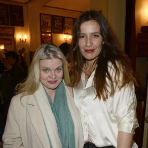 Isabelle Nanty et Zoé Félix - Semi-exclusif - Remise du prix de La Fondation Diane & Lucien Barrière 2015 au théâtre Tristan Bernard à Paris, pour la pièce "Je vous écoute" à Paris le 1er février 2016. © Coadic Guirec/Bestimage