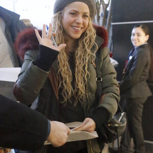 La chanteuse Shakira a accompagné ses parents, William Mebarak Chadid et Nidia del Carmen Ripoll Torrado, à l'aéroport JFK de New York, avec son mari Gerard Piqué et leurs enfants Milan et Sasha. La chanteuse avait annoncé en début de semaine le report de sa tournée mondiale, à cause d'un problème aux cordes vocales. Le 29 décembre 2017.