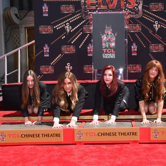 Finley Lockwood, Lisa Marie Presley, Priscilla Presley, Riley Keough and Harper Lockwood - Trois générations de Presley laissent leurs empreintes dans le ciment du TCL Chinese Theater pour célébrer la sortie du film "Elvis" à Los Angeles, le 21 juin 2022. 