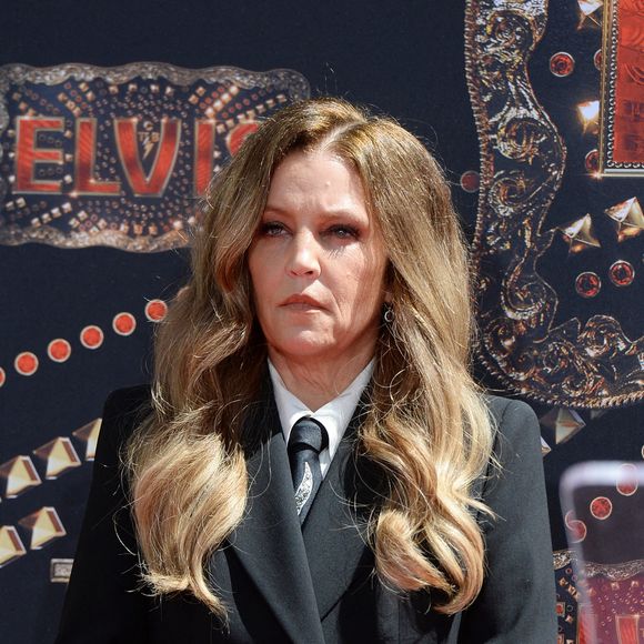 Lisa Marie Presley - Trois générations de Presley laissent leurs empreintes dans le ciment du TCL Chinese Theater pour célébrer la sortie du film "Elvis" à Los Angeles