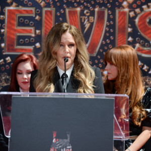 Lisa Marie Presley - Trois générations de Presley laissent leurs empreintes dans le ciment du TCL Chinese Theater pour célébrer la sortie du film "Elvis" à Los Angeles, le 21 juin 2022. 