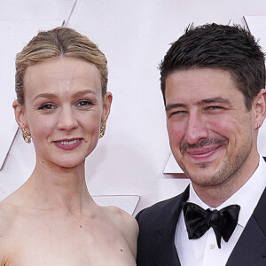 Carey Mulligan et son mari Marcus Mumford - Photocall - 93ème cérémonie des Oscars dans la gare Union Station à Los Angeles, le 25 avril 2021.