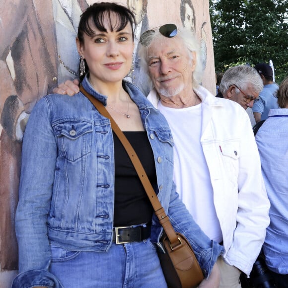 Hugues Aufray et sa compagne Muriel - 4ème édition des écrivains chez Gonzague Saint Bris (26ème Forêt des livres) à Chanceaux-Près-Loches le 28 aout 2022. © Cédric Perrin/Bestimage