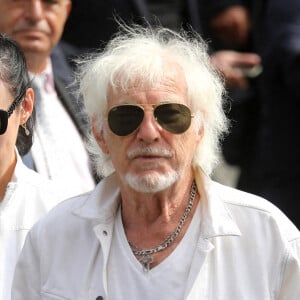 Hugues Aufray et sa compagne Muriel - Sorties - Obsèques de Jean-Paul Belmondo en l'église Saint-Germain-des-Prés, à Paris le 10 septembre 2021. © Dominique Jacovides / Bestimage 