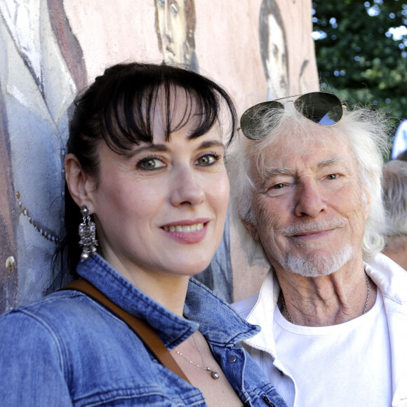 Hugues Aufray et sa compagne Muriel - 4ème édition des écrivains chez Gonzague Saint Bris (26ème Forêt des livres) à Chanceaux-Près-Loches le 28 aout 2022. © Cédric Perrin/Bestimage