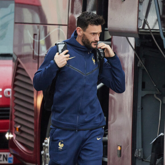 Hugo Lloris - Départ de l 'équipe de France de football du Bourget au Qatar pour disputer la Coupe du monde 2022, le 16 novembre 2022. Ils seront rejoints par Randal Kolo Muani, jeudi matin, à Doha. © Cyril Moreau/Bestimage