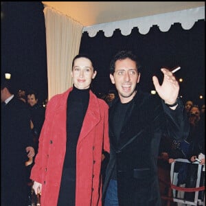 Gad Elmaleh et Anne Brochet lors de la première du film Astérix et Obélix : Mission Cléopâtre en 2002