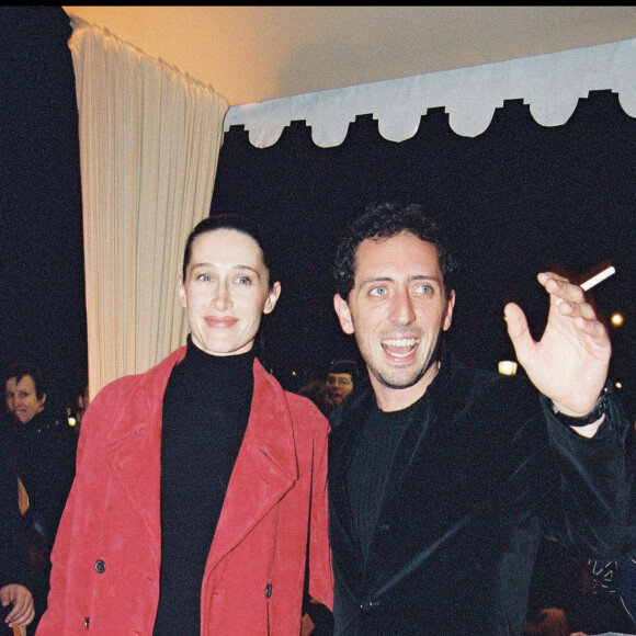 Gad Elmaleh et Anne Brochet lors de la première du film Astérix et Obélix : Mission Cléopâtre en 2002