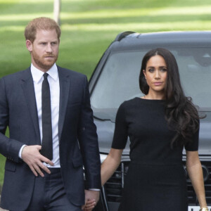 Le prince de Galles William, la princesse de Galles Kate Catherine Middleton, le prince Harry, duc de Sussex, Meghan Markle, duchesse de Sussex à la rencontre de la foule devant le château de Windsor, suite au décès de la reine Elisabeth II d'Angleterre. 