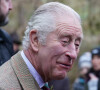 Le roi Charles III d'Angleterre lors de sa visite au centre social Aboyne et Mid Deeside Community Shed à Aboyne, Aberdeenshire, Ecosse, Royaume Uni, le 12 janvier 2023, pour rencontrer des groupes locaux de soutien aux difficultés et visiter de nouvelles installations.