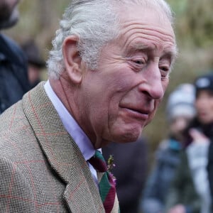 Le roi Charles III d'Angleterre lors de sa visite au centre social Aboyne et Mid Deeside Community Shed à Aboyne, Aberdeenshire, Ecosse, Royaume Uni, le 12 janvier 2023, pour rencontrer des groupes locaux de soutien aux difficultés et visiter de nouvelles installations.