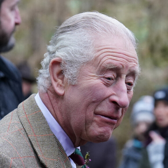 Le roi Charles III d'Angleterre lors de sa visite au centre social Aboyne et Mid Deeside Community Shed à Aboyne, Aberdeenshire, Ecosse, Royaume Uni, le 12 janvier 2023, pour rencontrer des groupes locaux de soutien aux difficultés et visiter de nouvelles installations.