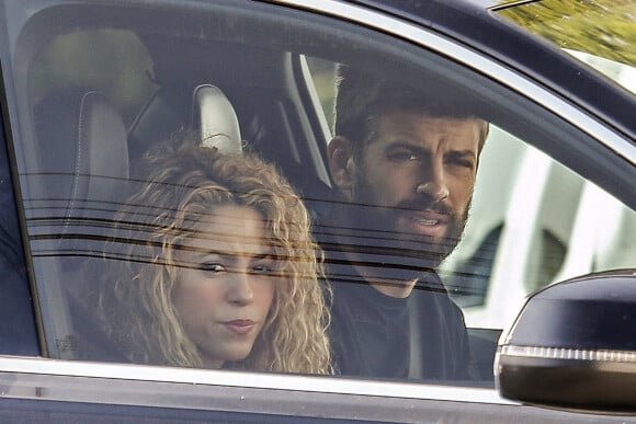 Exclusif - La chanteuse Shakira et son mari le footballeur Gerard Piqué quittent leur domicile à Barcelone le 15 octobre 2017.