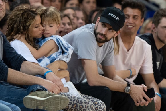 Shakira, son compagnon Gerard Piqué et leurs enfants Sasha, Milan dans les tribunes du match de basket entre le FC Barcelone et San Pablo Burgos à Barcelone le 10 mars 2019. 