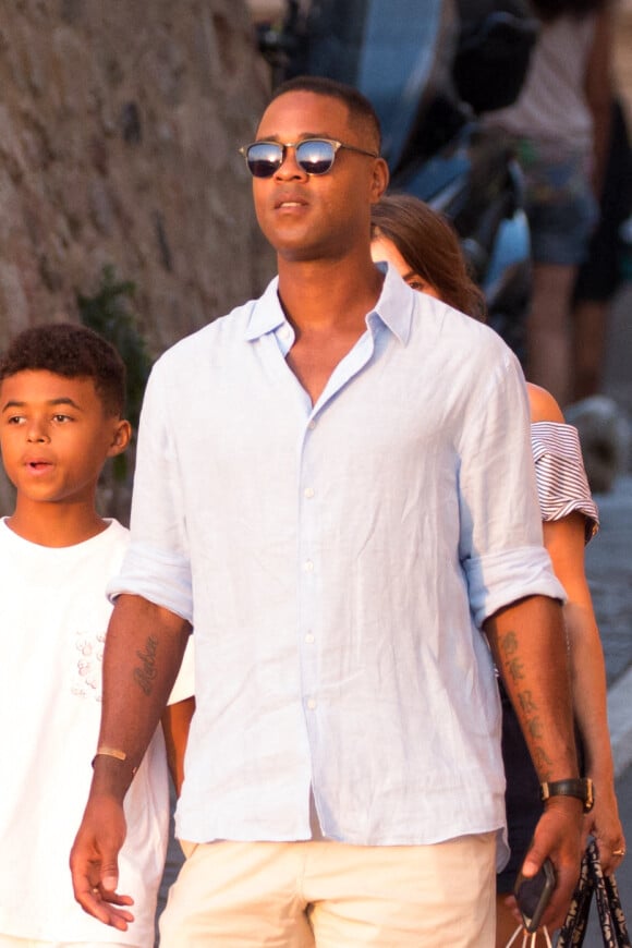 Exclusif - L'ancien footballeur international néerlandais et entraineur Patrick Kluivert se promène avec sa femme Rossana et leur fils Shane dans les rues de Saint-Tropez, lors de leurs vacances. Le 1er juillet 2020