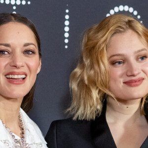 Marion Cotillard et Nadia Tereszkiewicz - Photocall de la soirée des révélations des Cesar 2023 au Trianon à Paris le 16 janvier 2023. © Olivier Borde/Bestimage 