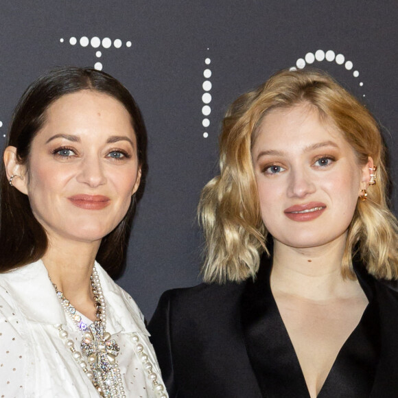 Marion Cotillard et Nadia Tereszkiewicz - Photocall de la soirée des révélations des Cesar 2023 au Trianon à Paris le 16 janvier 2023. © Olivier Borde/Bestimage 