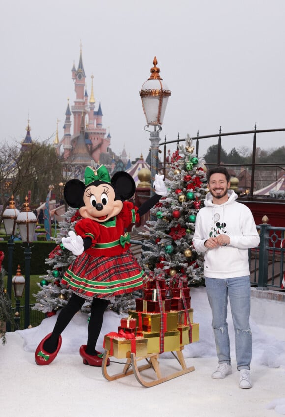 Le pâtissier Cédric Grolet - Les célébrités fêtent Noël à Disneyland Paris en novembre 2021. La féérie de Noël brille de mille feux à Disneyland Paris ! Pour célébrer l'ouverture de la saison, plusieurs célébrités se sont retrouvées au Parc pour découvrir les festivités les plus magiques d'Europe et rencontrer les Personnages Disney dans leur plus beaux habits de Noël. © Disney via Bestimage