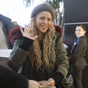 La chanteuse Shakira a accompagné ses parents, William Mebarak Chadid et Nidia del Carmen Ripoll Torrado, à l'aéroport JFK de New York, avec son mari Gerard Piqué et leurs enfants Milan et Sasha. La chanteuse avait annoncé en début de semaine le report de sa tournée mondiale, à cause d'un problème aux cordes vocales. Le 29 décembre 2017.