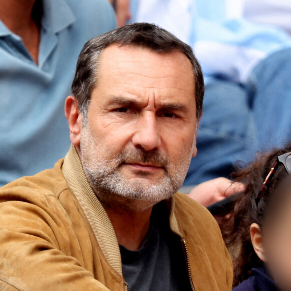 Gilles Lellouche et sa fille Ava dans les tribunes lors des Internationaux de France de Tennis de Roland Garros 2022. Paris, le 5 juin 2022. © Dominique Jacovides/Bestimage  Celebrities in the stands during the French Open Tennis Championships at Roland Garros 2022. Paris, june 5, 2022. 