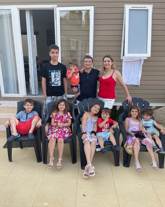 Amandine Pellissard avec son mari Alexandre et leurs enfants.