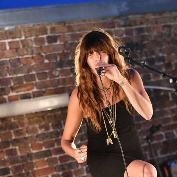 Exclusif - Lou Doillon en concert lors de la soirée de présentation de la nouvelle plateforme de marque "Génération IKKS" et de la première capsule iconique "La Leather Story" sur les toits de la capitale, rue d'Abbeville, à Paris. Le 8 septembre 2021 © Rachid Bellak / Bestimage 