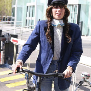 L'auteure-compositrice-interprète Lou Doillon quitte les studios de Radio France et prend son vélo électrique, à Paris, France, le 30 mars 2021. © Panoramic/Bestimage 