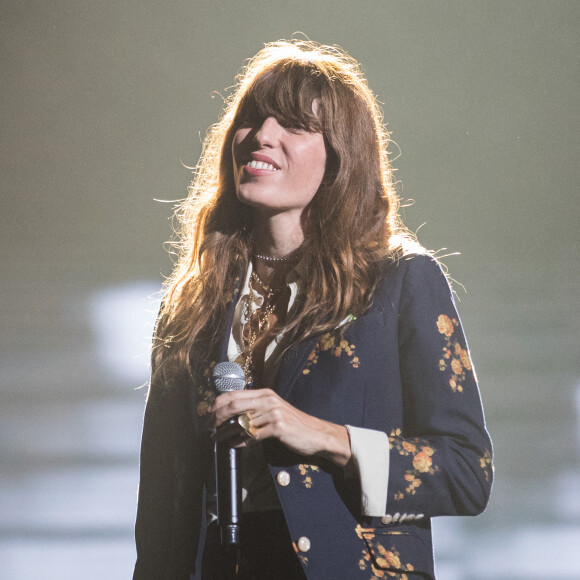 Exclusif - Lou Doillon - Enregistrement de la 2ème partie de soirée de l'émission "La Chanson secrète 6" à la Scène musicale à Paris, qui sera diffusée le 12 décembre sur TF1. Le 8 septembre 2020 Après le succès des précédentes éditions, " LA CHANSON SECRETE ", présentée par N.ALIAGAS et produite par DMLS TV, revient sur TF1. 8 artistes ne savent rien de ce qui va se passer pour eux ! Ils ont accepté de jouer le jeu, de se laisser totalement surprendre, émouvoir, parfois même déstabiliser car ils vont découvrir en même temps que les téléspectateurs une surprise : une chanson qui leur est chère revisitée et réinterprétée par un artiste. Des mises en scène spectaculaires au service de l'émotion... Et des émotions fortes pour l'artiste assis dans le fauteuil grâce à la venue sur le plateau de proches et d'invités inattendus. Les téléspectateurs seront aux premières loges pour vivre ces moments d'intimité musicale rare. © Gaffiot-Moreau / Bestimage 