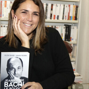 Exclusif - Valérie Benaïm - Valérie Benaïm et Sandra Freeman dédicacent leur livre "Jean-Pierre Bacri, Le Bougon Gentilhomme aux éditions de l'Archipel à Paris le 8 janvier 2022