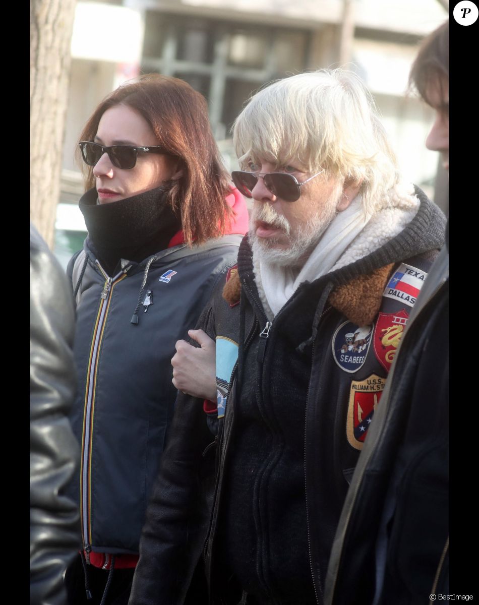 Lolita Séchan et son père le chanteur Renaud - Obsèques de Thierry Séchan frère du chanteur Renaud) au cimetière du Montparnasse à Paris le 16 janvier 2019.