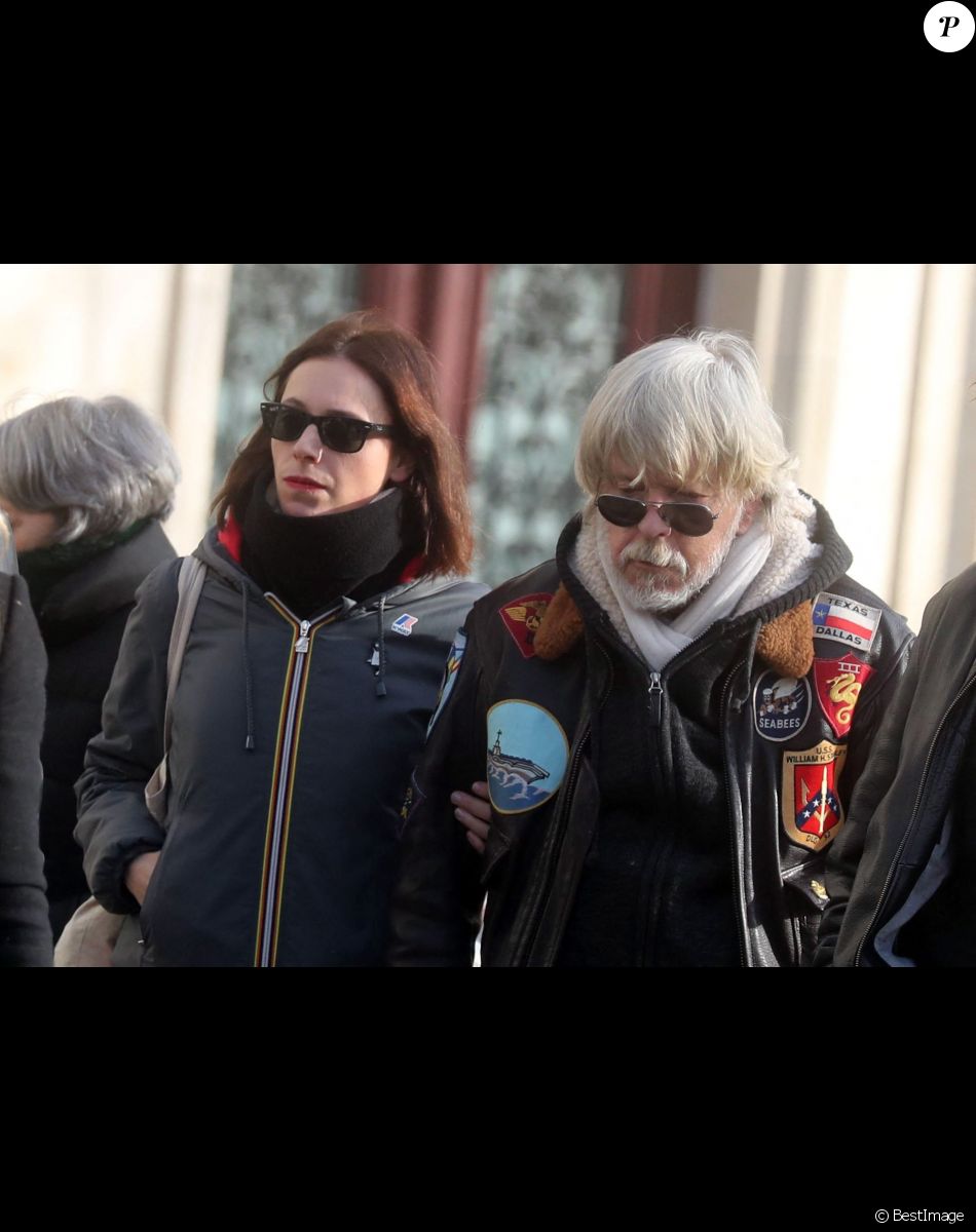 Lolita Séchan et son père le chanteur Renaud - Obsèques de Thierry Séchan frère du chanteur Renaud) au cimetière du Montparnasse à Paris le 16 janvier 2019.