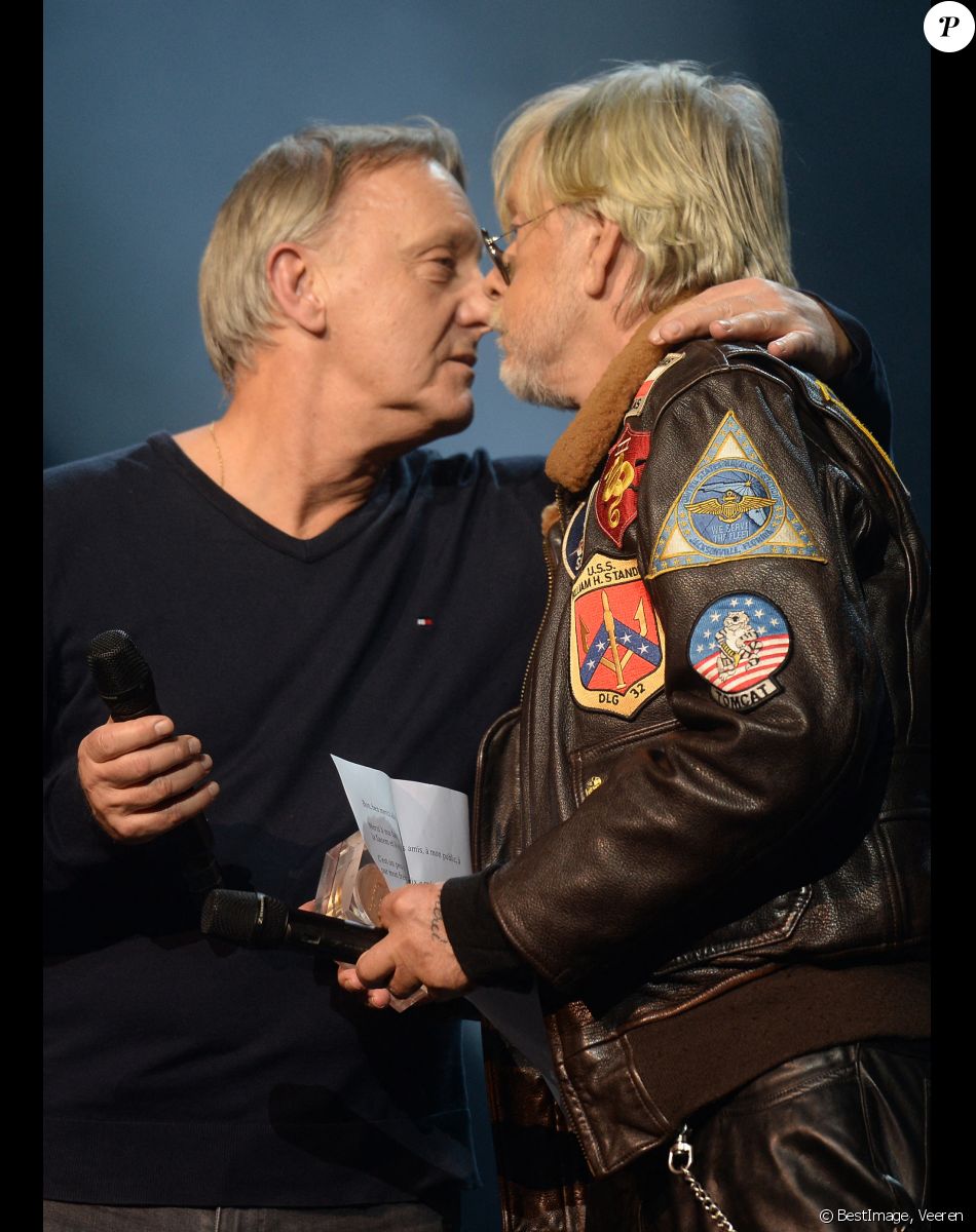 David Séchan remet le Prix Spécial de la Sacem à son frère le chanteur Renaud (Renaud Séchan) - Grand Prix Sacem 2018 à la salle Pleyel à Paris présenté par V. Dedienne, le 10 décembre 2018. © Veeren/Bestimage