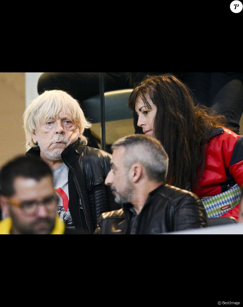 Renaud et sa nouvelle compagne Cerise (qui est d'origine Nantaise) assistent au match de football de Ligue Europa entre le FC Nantes contre Qarabag FK (2-1) à Nantes le 27 octobre 2022.