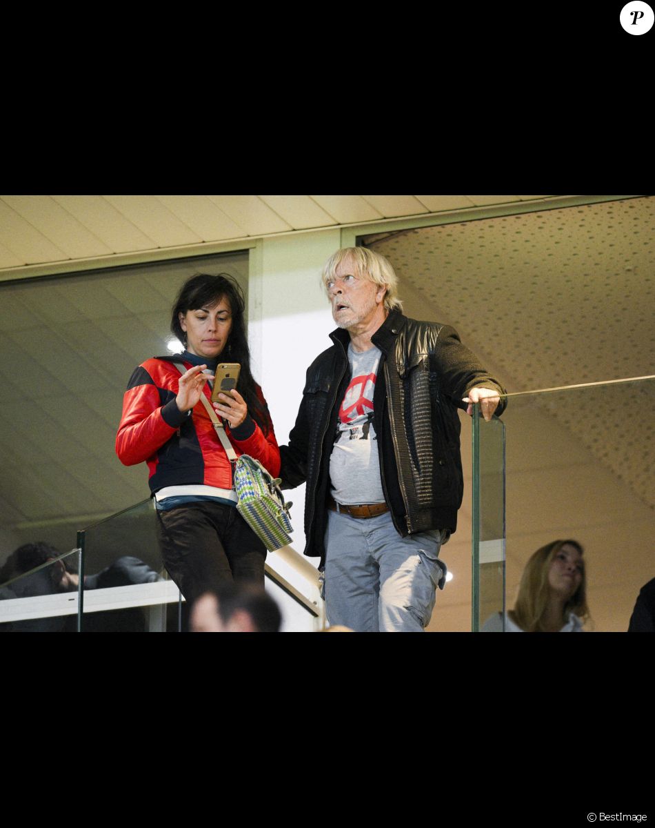 Renaud et sa nouvelle compagne Cerise (qui est d'origine Nantaise) assistent au match de football de Ligue Europa entre le FC Nantes contre Qarabag FK (2-1) à Nantes le 27 octobre 2022.