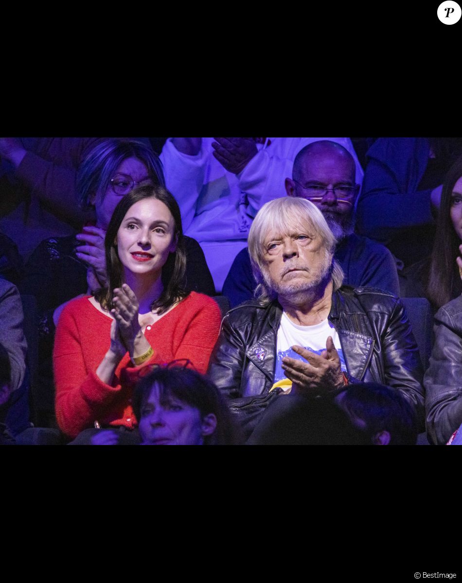 Exclusif - No Web - Renaud et sa fille Lolita Séchan - Enregistrement de l'émission "Joyeux anniversaire Renaud" au Dôme de Paris, diffusée le 10 mai sur France 2 © Cyril Moreau / Bestimage Pour marquer son grand retour, Renaud sera en exclusivité sur France 2 pour une soirée événement qui s’annonce aussi unique qu’exceptionnelle. Rare à la télévision, chacune de ses apparitions est attendue par ses nombreux fans et le grand public. Avec 27 albums, 20 millions de disques vendus et 6 Victoires de la musique, Renaud est un artiste incontournable de la chanson française. A l’occasion de son 70e anniversaire et de la sortie de son nouvel album, Métèque, dans lequel il revisite 13 grandes chansons de la musique française, Renaud nous offre un show exceptionnel ! Dans Joyeux Anniversaire Renaud, sur la scène du Dôme de Paris, il chantera en exclusivité plusieurs titres de son nouvel opus et partagera la scène avec ses amis lors de duos créés uniquement pour cette soirée. Ils interpréteront ainsi quelques-uns de ses titres les plus emblématiques. Au fil de la soirée, en présence de Renaud, de nombreux artistes viendront chanter ses plus grands succès. De Mistral gagnant à Morgane de toi, de Manu à Manhattan Kaboul en passant par Dès que le vent soufflera, Mon beauf ou bien encore En cloque, nous allons vivre une grande soirée de partage et de musique avec cet artiste iconique. L’acteur J.P.Rouve, ami intime de Renaud, en véritable conteur, nous apportera un éclairage émouvant et espiègle sur l’histoire de ces tubes mythiques grâce la diffusion d’archives rares. Exclusive - No Web No Blog pour Belgique et Suisse