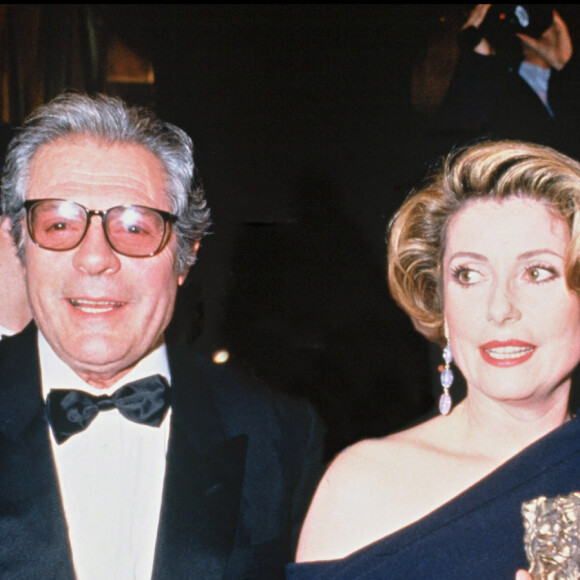 Info - 25e anniversaire du décès de Marcello Mastroianni le 19 décembre - ARCHIVES - MARCELLO MASTROIANNI PRESIDENT DE CEREMONIE ET CESAR D' HONNEUR ET CATHERINE DENEUVE CESAR DE LA MEILLEURE ACTRICE POUR "INDOCHINE" EN 1993  