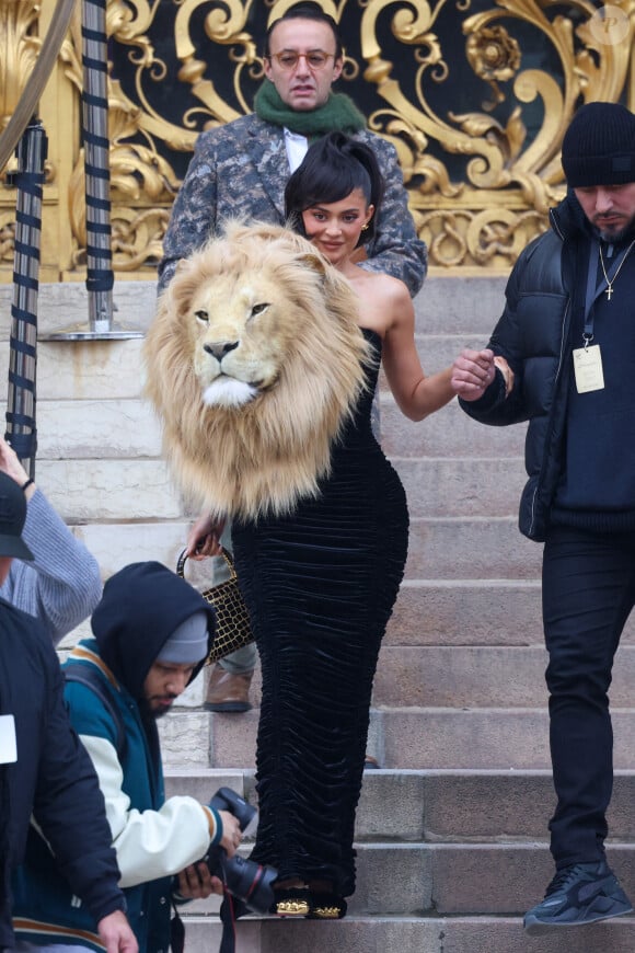 Kylie Jenner avec une robe à tête de lion lors du défilé Schiaparelli à Paris le 23 janvier 2023 © Moreau / Perusseau / Bestimage 