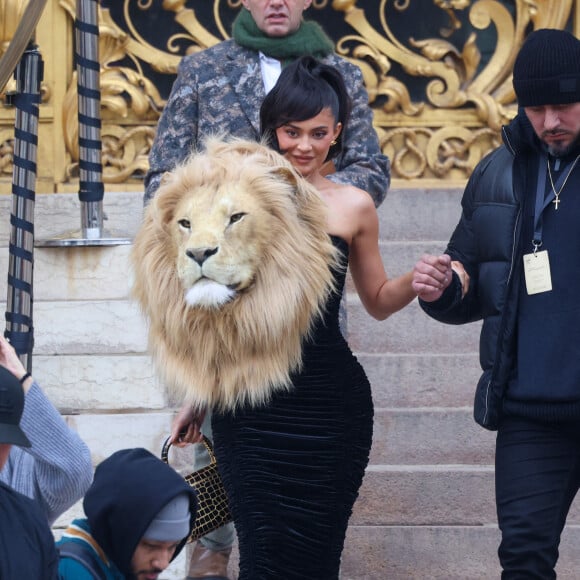 Kylie Jenner avec une robe à tête de lion lors du défilé Schiaparelli à Paris le 23 janvier 2023 © Moreau / Perusseau / Bestimage 
