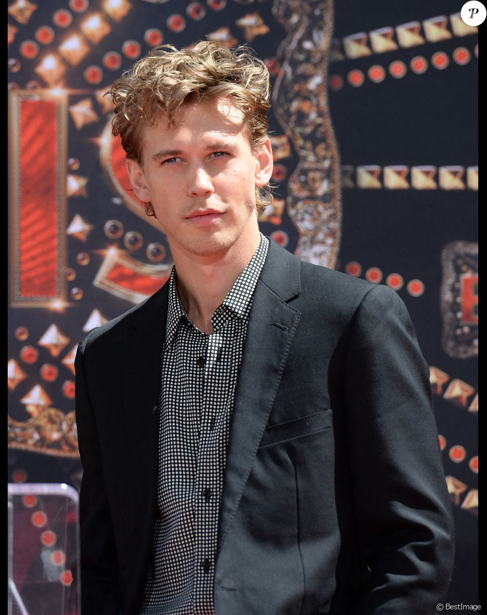 Austin Butler - Trois générations de Presley laissent leurs empreintes dans le ciment du TCL Chinese Theater pour célébrer la sortie du film "Elvis" à Los Angeles, le 21 juin 2022.