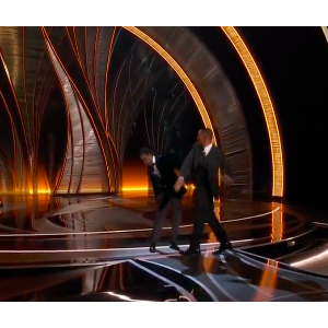 Will Smith est monté sur scène pour gifler Chris Rock après que ce dernier a fait une plaisanterie sur sa femme Jada Pinkett-Smith - cérémonie des Oscars