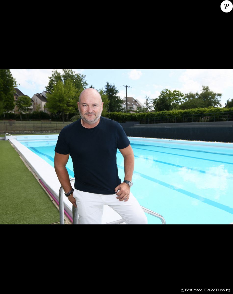 Exclusif - Sébastien Cauet pose au bord de la piscine municipale - L'animateur radio de NRJ, Sébastien Cauet retourne à Marle (Aisne), sa ville natale, et inaugure la piscine municipale qui porte son nom le 11 juin 2022. © Claude Dubourg/Bestimage