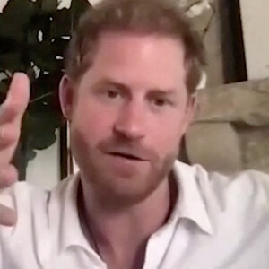 Le prince Harry auto-exilé Harry a rendu hommage dans un appel personnel à un militaire amputé incapable de terminer un défi de triathlon à travers la Grande-Bretagne. Harry, 37 ans, a parlé lors d'un appel Zoom depuis la maison qu'il partage avec sa femme Meghan Markle et leurs deux enfants à la maison de Montecito, en Californie, avec l'ancien de la Royal Marine, Lee Spencer. Il a été forcé de mettre fin à sa tentative plus tôt en août en raison de douleurs dans son moignon. M. Spencer de Devon au Royaume-Uni, détient le record du monde de la rangée sans assistance la plus rapide à travers l'océan Atlantique malgré la perte de sa jambe droite sur une autoroute en 2014 lorsqu'il s'est arrêté pour aider un autre automobiliste en panne. Il a été touché par des débris volants et a perdu son jambe droite à l'impact. Depuis, il consacre sa vie à aider les autres et à sensibiliser les militaires blessés. Faisant référence au marathon de triathlon, Harry lui a dit lors d'une discussion partagée sur la page Instagram de M. le Royaume-Uni et a escaladé deux montagnes. "Ce n'est qu'après cela que votre souche a commencé à vous poser quelques problèmes au point où vous avez dû vous retirer de la toute dernière phase." J'espère que vous êtes vraiment heureux, je sais que vous n'êtes pas heureux, mais j'espère que vous vous sentez vraiment fier d'avoir fait ce que vous avez fait. 