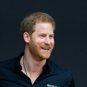 La princesse Margriet des Pays-Bas offre un body au prince Harry, duc de Sussex lors de sa visite officielle aux Pays-Bas pour une conférence pour la compétition Invictus Games quelques jours après la naissance de son premier enfant Archie. La Haye, le 9 mai 2019. 