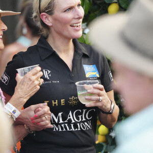 Zara Phillips participe à un match de polo lors du Magic Millions à la Gold Coast en Australie le 8 juillet 2023. 