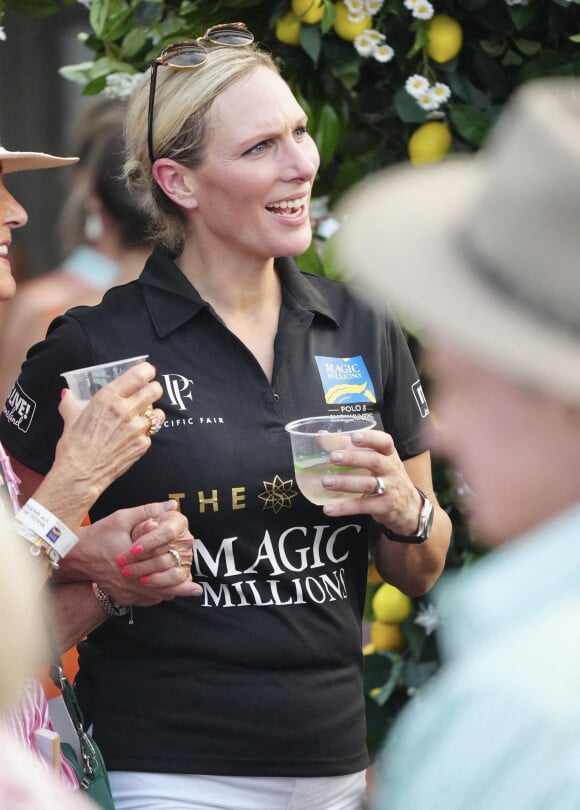 Zara Phillips participe à un match de polo lors du Magic Millions à la Gold Coast en Australie le 8 juillet 2023. 