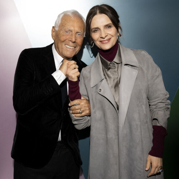 Giorgio Armani, Juliette Binoche - Personnalités dans les backstage du défilé de mode Haute-Couture "Giorgio Armani Privé" lors de la fashion week de Paris. Le 24 janvier 2023